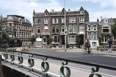 858081 Gezicht op de panden Weerdsingel O.Z. 52b-55 te Utrecht, met op de voorgrond de Noorderbrug en geheel links de ...